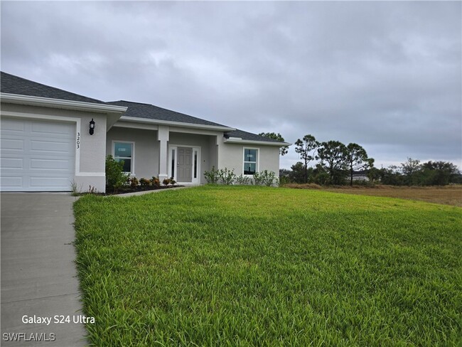 3203 NW 5th Ave in Cape Coral, FL - Foto de edificio - Building Photo