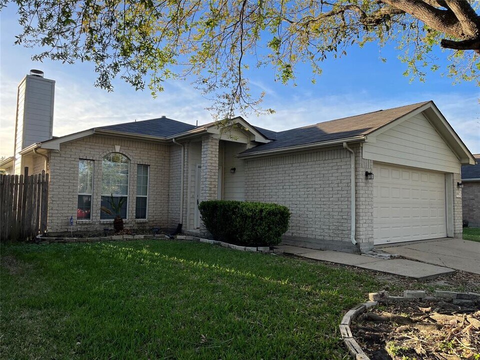 4018 Teal Run Meadows Dr in Fresno, TX - Building Photo