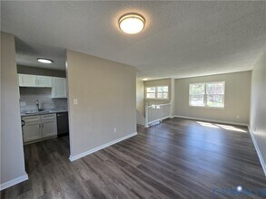 10200 Stroud Ln in North Chesterfield, VA - Foto de edificio - Building Photo