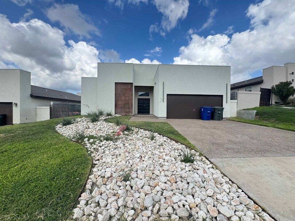 120 Tranquilo Dr in Laredo, TX - Building Photo