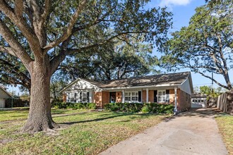 1631 Scenic Ridge Dr in Houston, TX - Building Photo - Building Photo