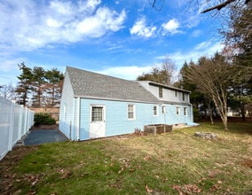 11 Fernwood Rd in Avon, CT - Building Photo - Building Photo