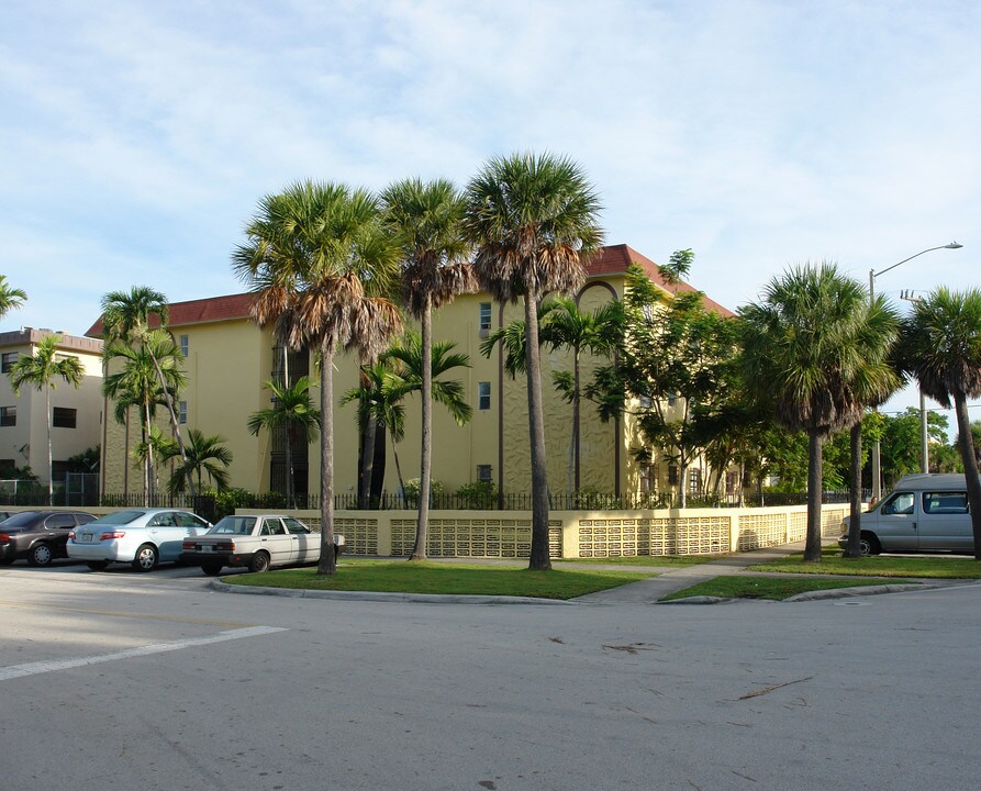 Devon Apartments in North Miami Beach, FL - Building Photo