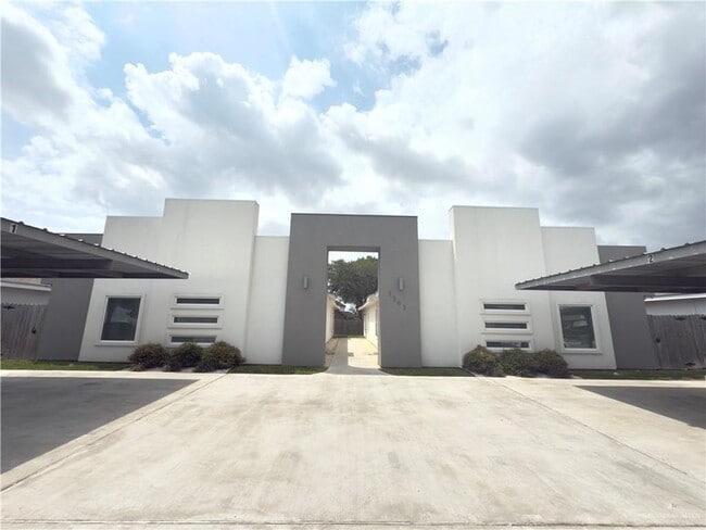 1303 W Heritage Dr, Unit 3 in Pharr, TX - Foto de edificio - Building Photo