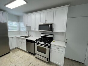 4962 S Centinela Ave in Los Angeles, CA - Foto de edificio - Building Photo