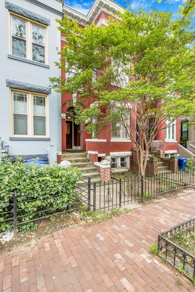 8 R St NW, Unit Bedroom #4 in Washington, DC - Building Photo - Building Photo