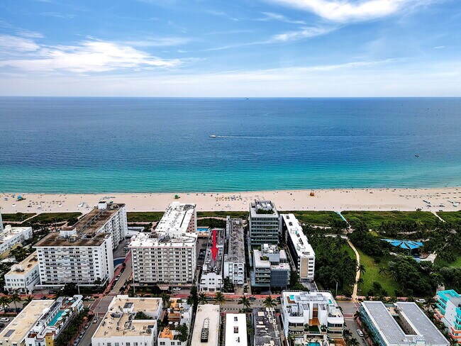 335 Ocean Dr, Unit Ocean Drive Condo in Miami Beach, FL - Foto de edificio - Building Photo