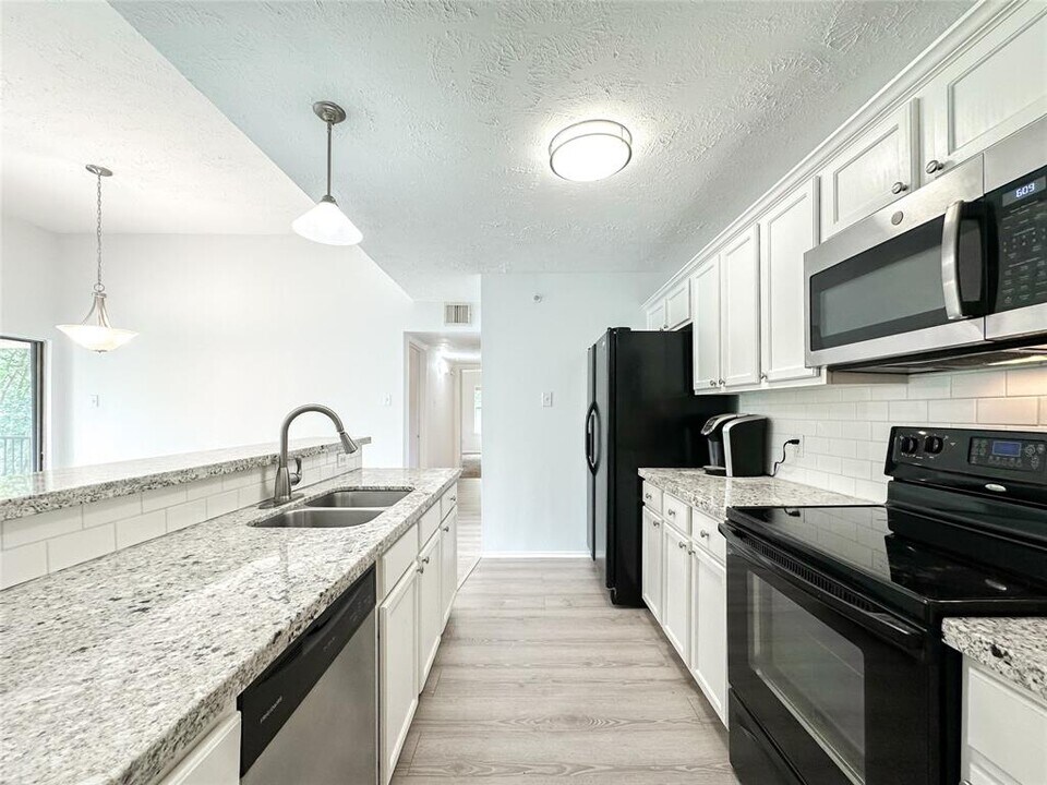 8051 Bay Branch Dr in Spring, TX - Building Photo