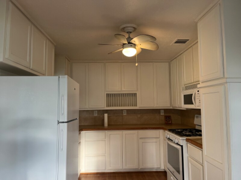 102 E Pecan St in Gunter, TX - Building Photo