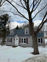 347 Maple St in Hinsdale, MA - Building Photo