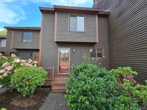43 Thornhill Rd in Stratham, NH - Building Photo - Building Photo