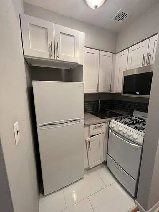 213 E 26th St in New York, NY - Building Photo