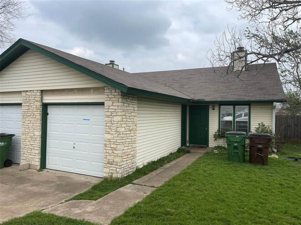 2305 W Mesa Park Dr in Round Rock, TX - Building Photo