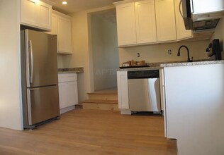 21 Hall St, Unit 2 in Medford, MA - Foto de edificio - Building Photo