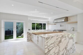 1981 S Oak Haven Cir in North Miami Beach, FL - Building Photo - Building Photo