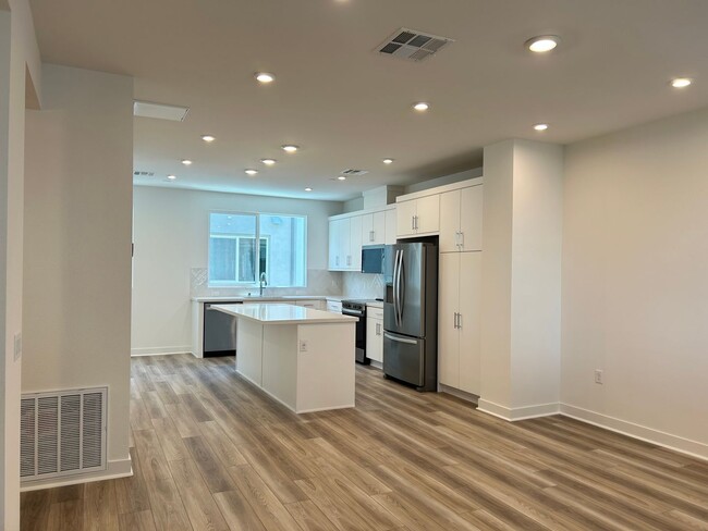 685 S Lyon St in Santa Ana, CA - Building Photo - Building Photo