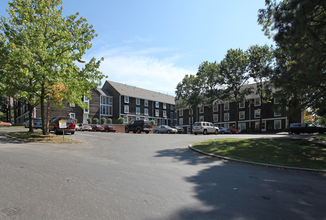 Golden Oaks Apartments in Kansas City, MO - Building Photo