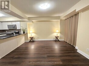 7 Applewood Ln in Toronto, ON - Building Photo - Building Photo