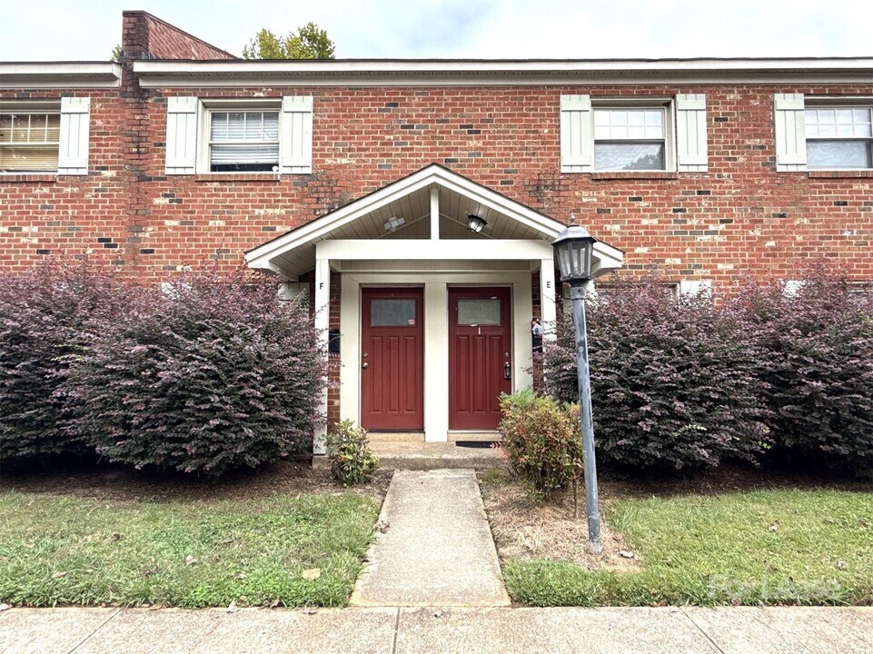 1207 Green Oaks Ln in Charlotte, NC - Building Photo