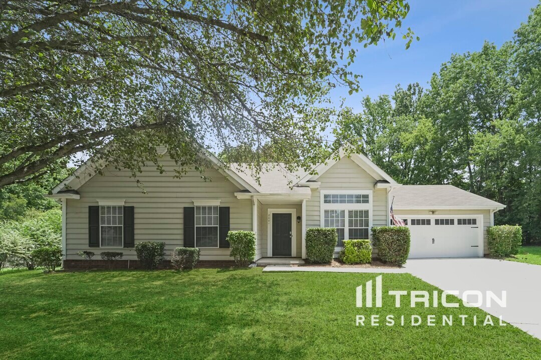 2001 David Earl Dr in Charlotte, NC - Building Photo