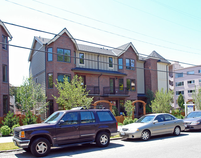 117 Kinnear Pl in Seattle, WA - Foto de edificio - Building Photo