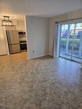 2304 Ringling Blvd, Unit #117 in Sarasota, FL - Foto de edificio - Building Photo