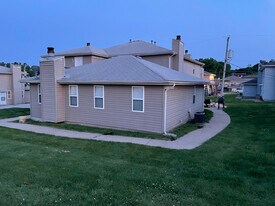 11001 NW Lema Dr, Unit D in Parkville, MO - Building Photo