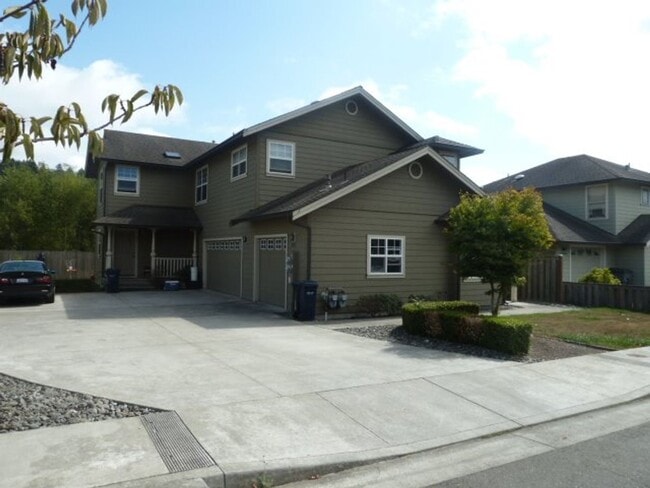 2712 Meadow Creek Way in Arcata, CA - Building Photo - Building Photo