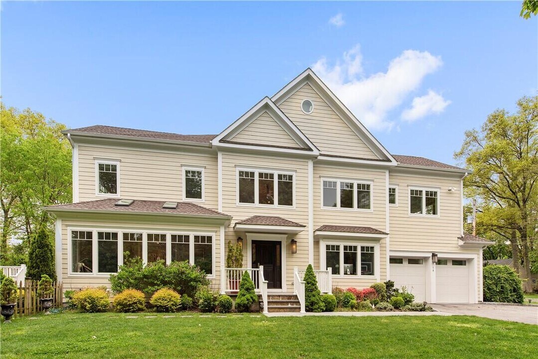 19 Continental Rd in Scarsdale, NY - Building Photo