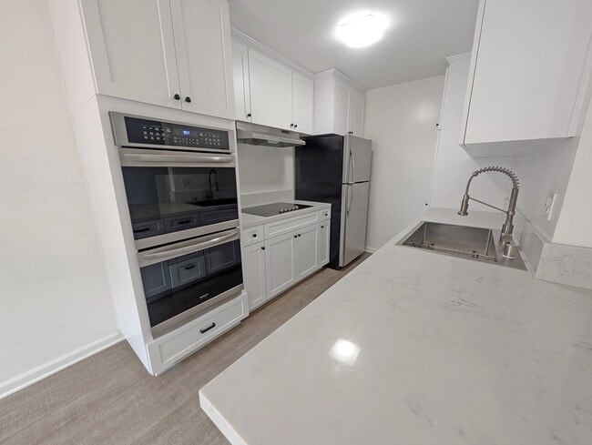 118 S Wetherly Dr, Unit 210 in Los Angeles, CA - Foto de edificio - Building Photo