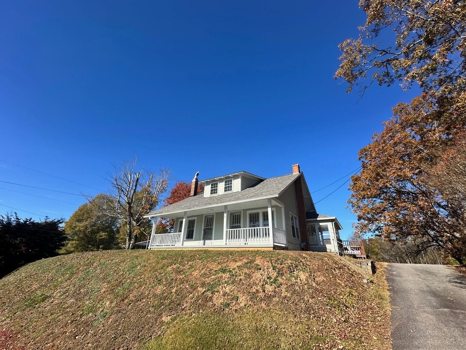 500 Moravian Falls Rd in Wilkesboro, NC - Building Photo