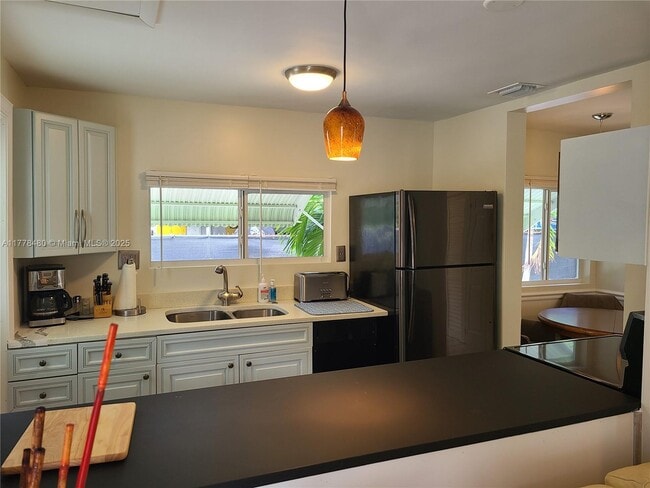 4240 NE 8th Ave in Oakland Park, FL - Building Photo - Building Photo