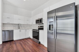 234 NE 3rd St, Unit 2202 in Miami, FL - Foto de edificio - Building Photo