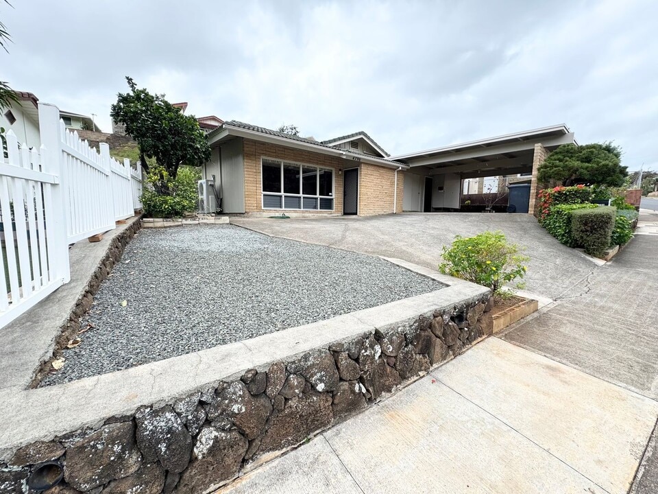 4796 Likini St in Honolulu, HI - Building Photo