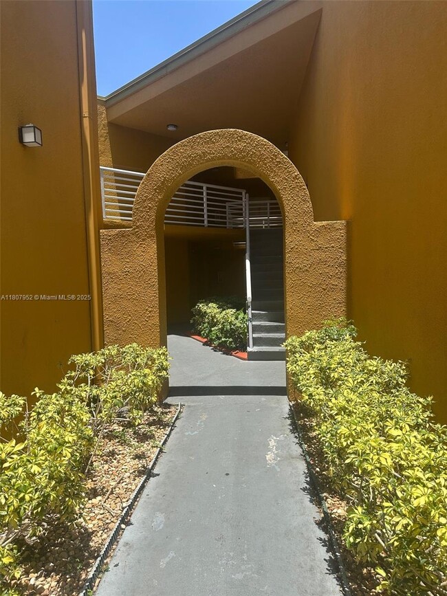 9741 Fontainebleau Blvd in Miami, FL - Building Photo - Building Photo