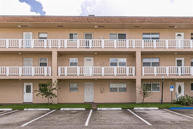 608 SW Natura Blvd in Deerfield Beach, FL - Building Photo - Building Photo