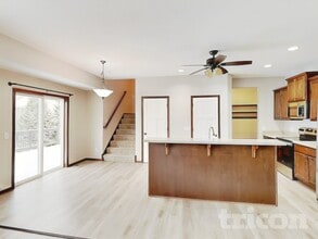 21444 Hytrail Cir in Lakeville, MN - Foto de edificio - Building Photo