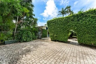 7975 Biscayne Point Cir in Miami, FL - Building Photo - Building Photo