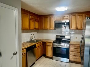 2 Karen Cir, Unit 17 in Billerica, MA - Foto de edificio - Building Photo