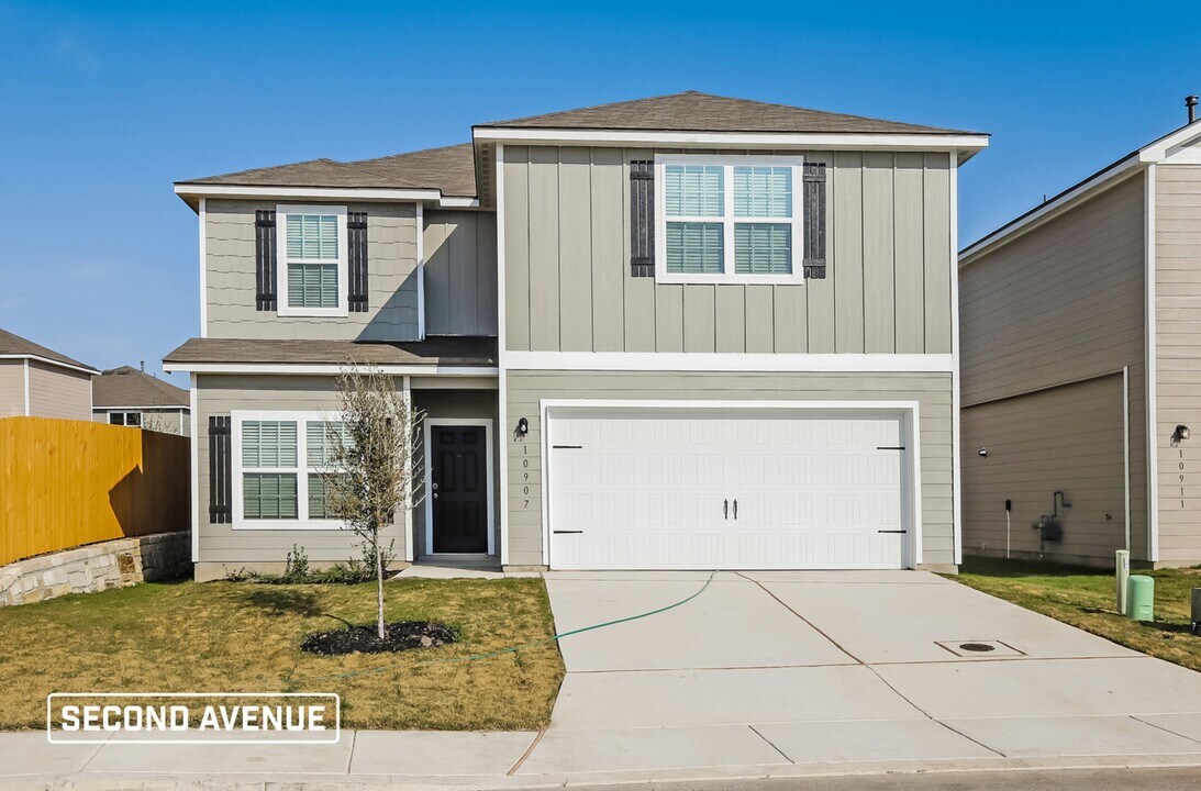 10907 Lafayette Lp in Converse, TX - Building Photo
