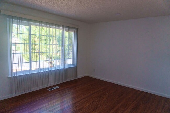 2105 Greenwood Pl in Pittsburg, CA - Building Photo - Building Photo