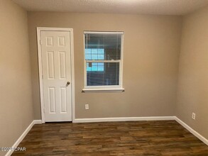 8202 Eastwood Ave in Youngstown, FL - Building Photo - Building Photo