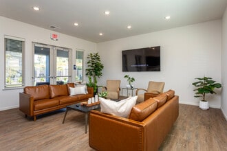 Broadstone Place in Fresno, CA - Building Photo - Interior Photo