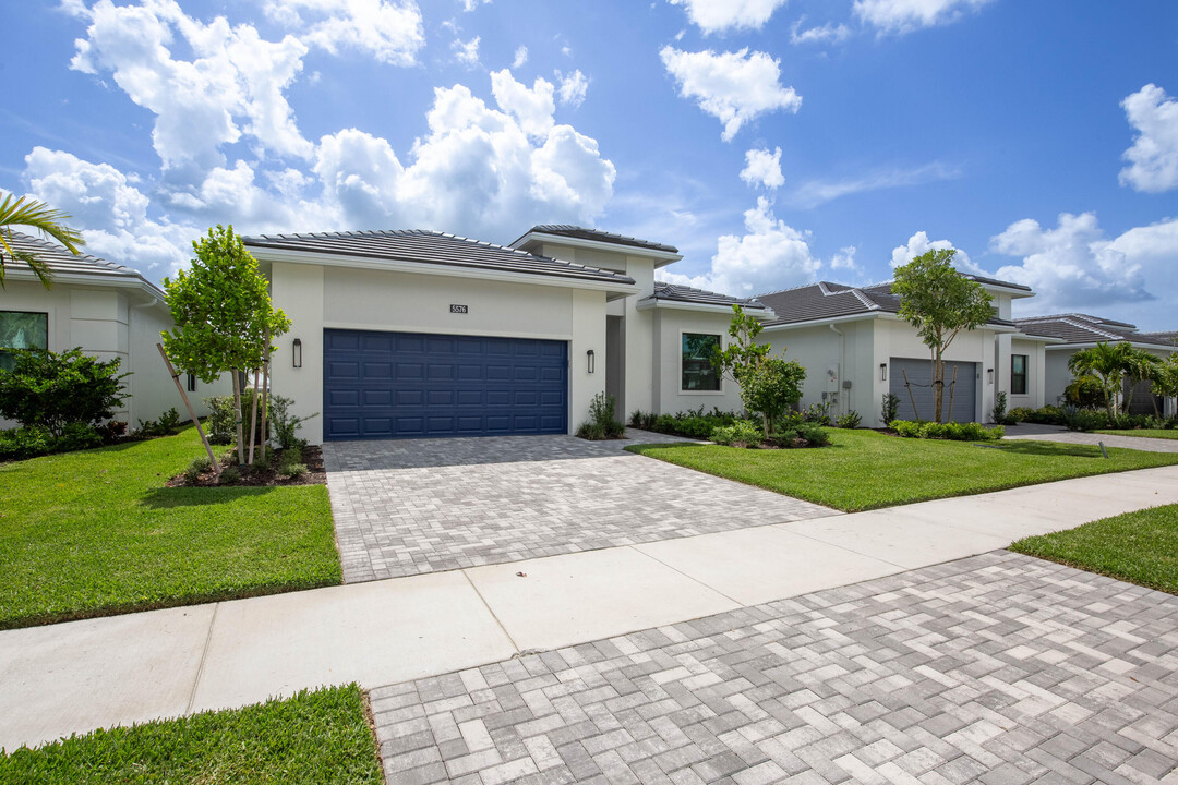 5576 Captiva Ln in Loxahatchee, FL - Building Photo