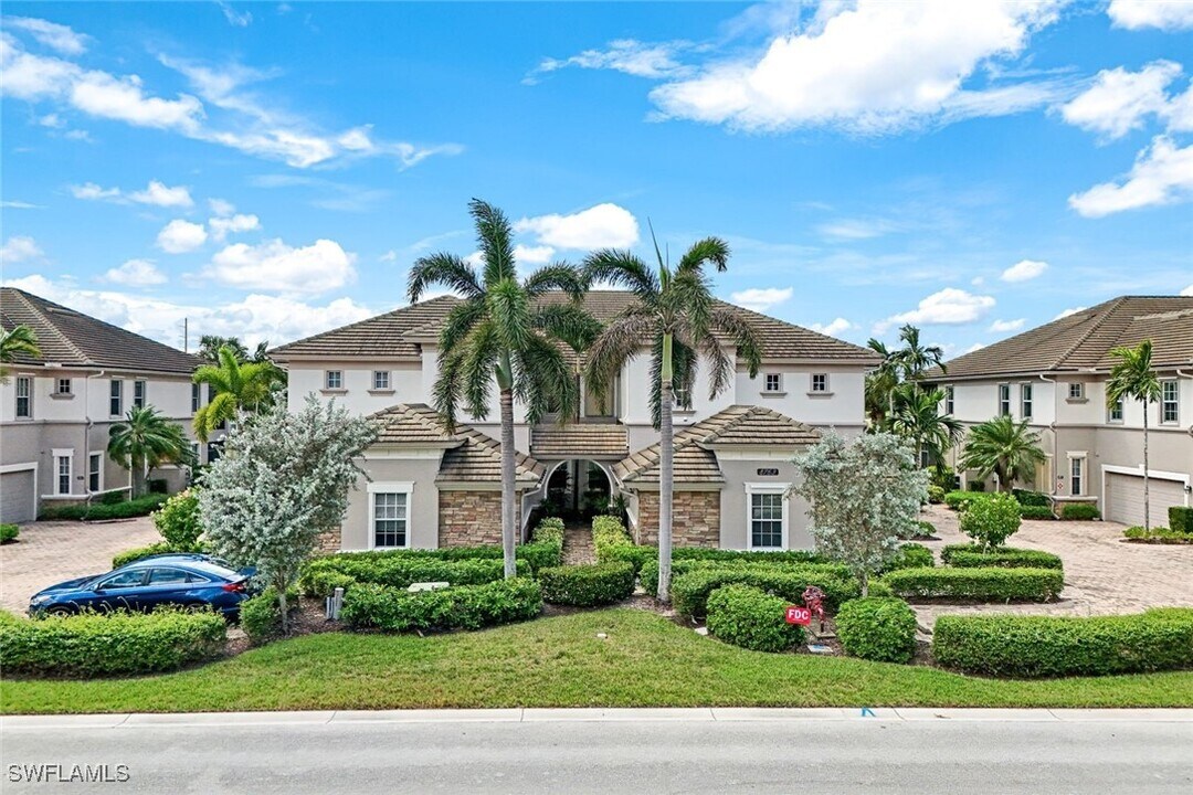 8763 Coastline Ct in Naples, FL - Foto de edificio