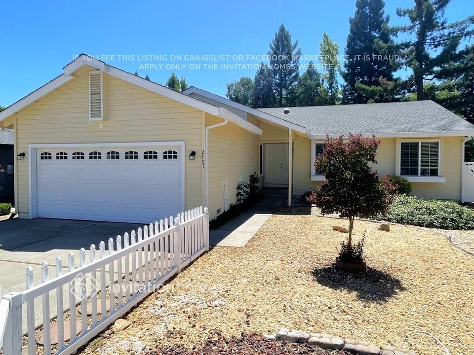 2701 Hillcrest Dr in Cameron Park, CA - Building Photo