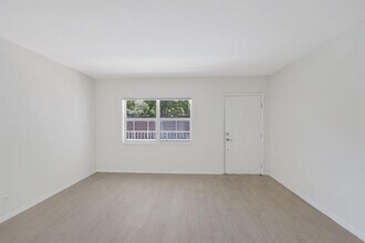 609 NE 13th Ave, Unit 102 in Fort Lauderdale, FL - Foto de edificio - Building Photo