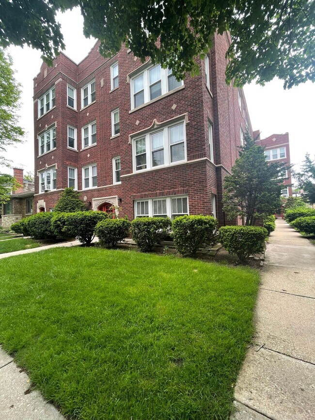 2710 W Fitch Ave in Chicago, IL - Building Photo - Building Photo