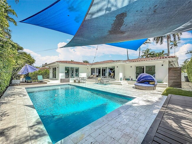 1080 NE 104th St in Miami Shores, FL - Building Photo - Building Photo