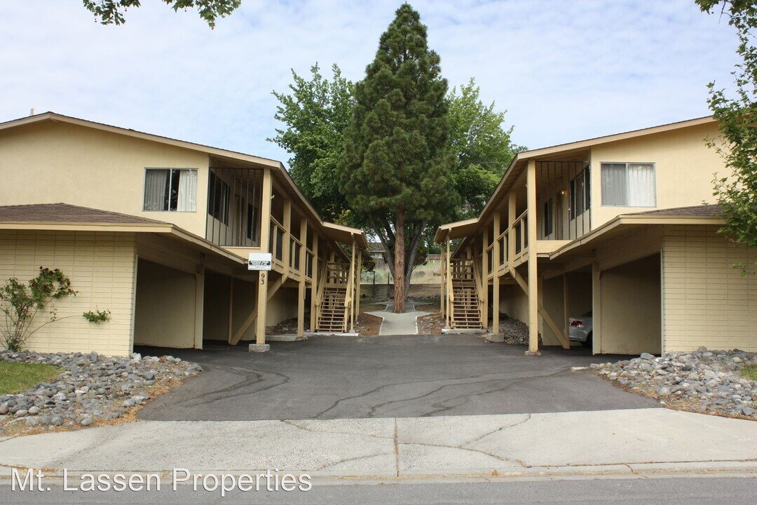 930 Paiute Ln in Susanville, CA - Foto de edificio